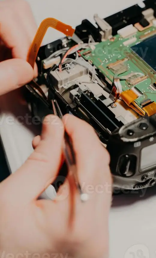 Atelier avec équipe expérimentée qui répare tous appareils multimédias