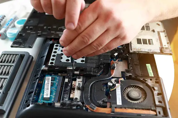 réparation écran ordinateur portable cassé avec pièces certifiées et garantie au Lardin Saint Lazare